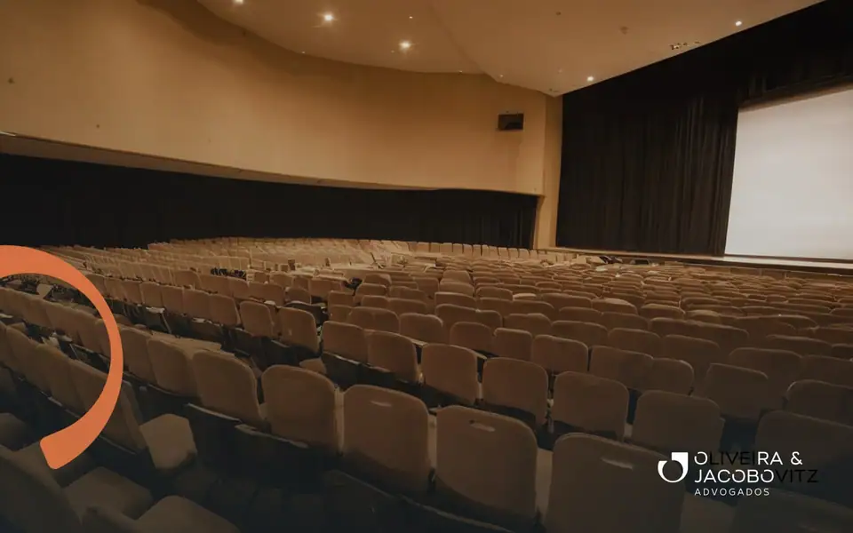 Mesa de café da manhã em sala de reunião do escritório, com xícaras e cadernos, preparada para encontro sobre regulação da publicidade de apostas