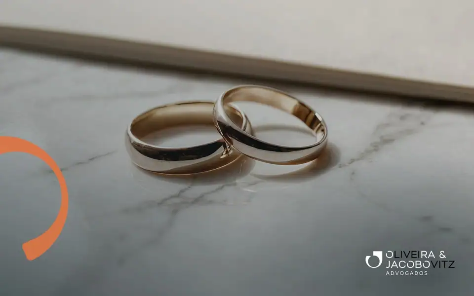Casal assina escritura de divórcio consensual em tabelionato de notas, acompanhado de advogado, com documentos sobre a mesa