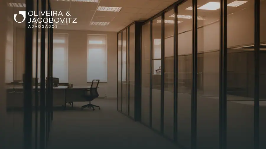 Equipe de compliance revisando matriz de riscos e políticas internas em escritório corporativo