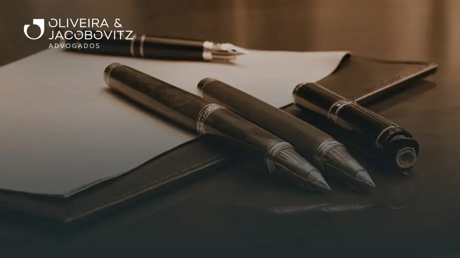 Executivos em sala de reunião corporativa negociando os termos de um contrato, com documentos e notebook sobre a mesa