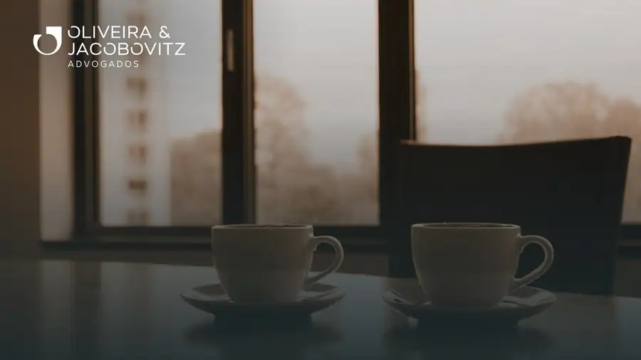Dos equipos de ejecutivos negociando en una mesa de reuniones, con documentos preliminares y anotaciones