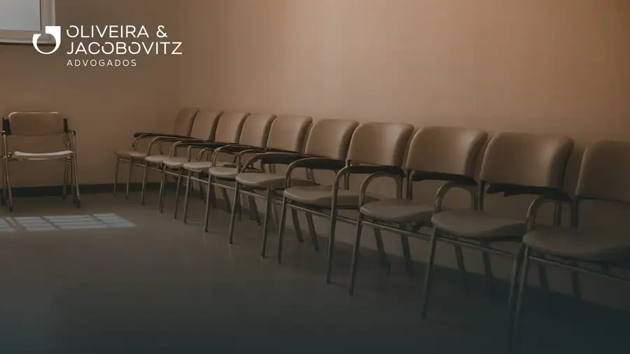 Advogados analisando processo judicial com prontuário médico e laudos sobre a mesa de reunião