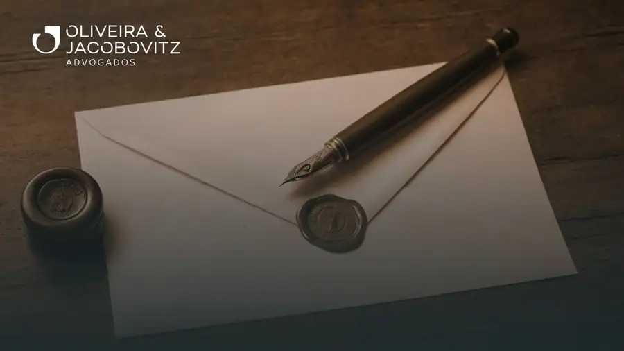 Mãos de pessoa idosa assinando documento em cartório, com óculos e caneta sobre a mesa