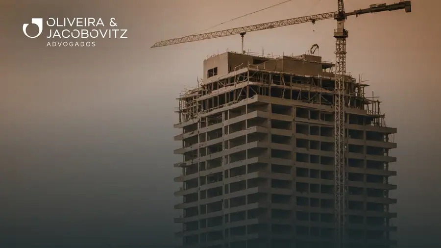 Edifício residencial em construção em Recife, com grua e estrutura de concreto aparente ao entardecer