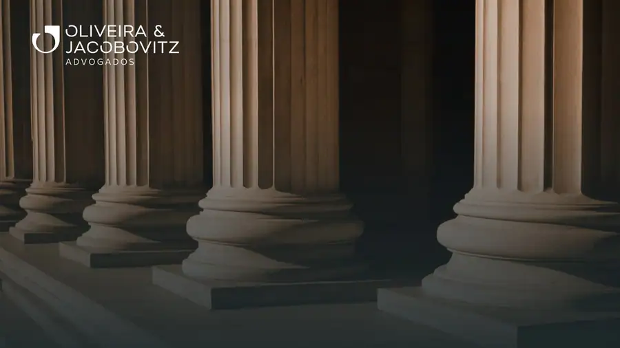 Lawyer analyzing the minutes of an electronic reverse auction session on a computer screen, with notes on appeal deadlines